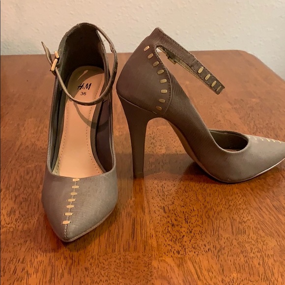 Shoes - Gray pumps
